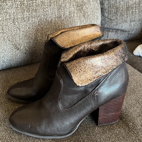 Luca Lane Kat Brown Fold Over
Bootie Size 11 - Picture 6 of 15